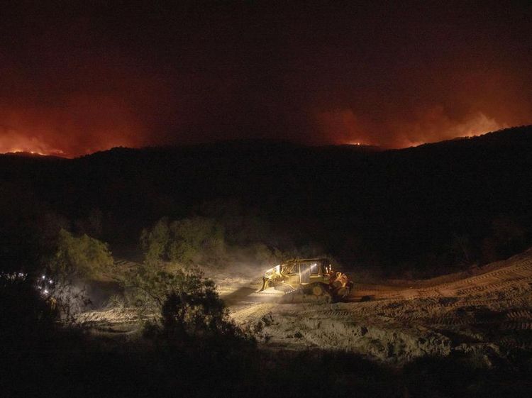 Penampakan Kobaran Api Membakar Dataran Tinggi Aguanga California