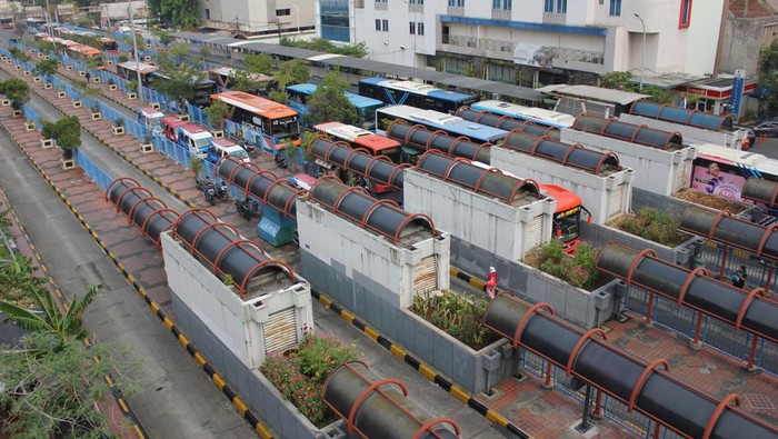 Sejumlah mahasiswa menunggu kedatangan bus di Terminal Blok M, Jakarta, Rabu (1/11/2023). Pemprov DKI Jakarta berencana merevitalisasi Terminal Blok M menjadi kawasan transit oriented development (TOD) yang modern pada tahun 2024. ANTARA FOTO/ Ahmad Muzdaffar Fauzan