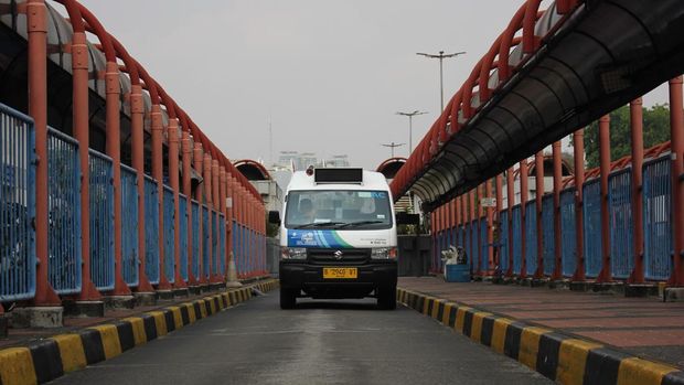 Sejumlah mahasiswa menunggu kedatangan bus di Terminal Blok M, Jakarta, Rabu (1/11/2023). Pemprov DKI Jakarta berencana merevitalisasi Terminal Blok M menjadi kawasan transit oriented development (TOD) yang modern pada tahun 2024. ANTARA FOTO/ Ahmad Muzdaffar Fauzan