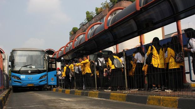 Sejumlah mahasiswa menunggu kedatangan bus di Terminal Blok M, Jakarta, Rabu (1/11/2023). Pemprov DKI Jakarta berencana merevitalisasi Terminal Blok M menjadi kawasan transit oriented development (TOD) yang modern pada tahun 2024. ANTARA FOTO/ Ahmad Muzdaffar Fauzan
