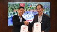 Board of Member Sinar Primera Group Trisno Kemat (kanan) dan President of Gaw Capital Partner Kenny Gaw bertukar nota kesepahaman untuk ditandatangani di Jakarta, Rabu (1/11/2023). 