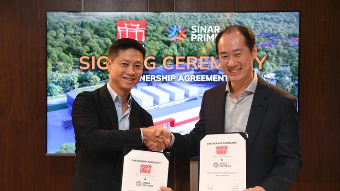 Board of Member Sinar Primera Group Trisno Kemat (kanan) dan President of Gaw Capital Partner Kenny Gaw bertukar nota kesepahaman untuk ditandatangani di Jakarta, Rabu (1/11/2023). Sinar Primera dan Gaw Capital Partners resmi mengumumkan kemitraan strategisnya dengan menargetkan pengembangan Pusat Data di Batam yang mana kerjasama tersebut merupakan langkah penting dalam memajukan industri real estate dan teknologi data di Indonesia. ANTARA FOTO/Sigid Kurniawan/foc.