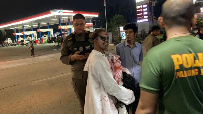 Pengemis berkostum hantu di Bogor ditindak Satpol PP. (dok. Satpol PP Kabupaten Bogor)