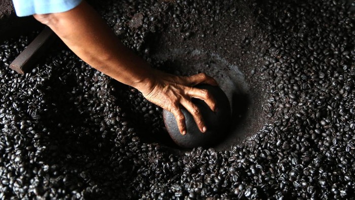 Pekerja mengolah biji kopi robusta secara tradisional di Ie Masen Ulee Kareng, Banda Aceh, Aceh, Rabu (1/11/2023). Pengolahan kopi robusta secara manual atau tradisional masih diminati konsumen dan dijual seharga Rp90.000 per kilogram. ANTARA FOTO/Irwansyah Putra/foc.