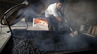 Pekerja menggongseng biji kopi robusta secara manual di Ie Masen Ulee Kareng, Banda Aceh, Aceh, Rabu (1/11/2023). 