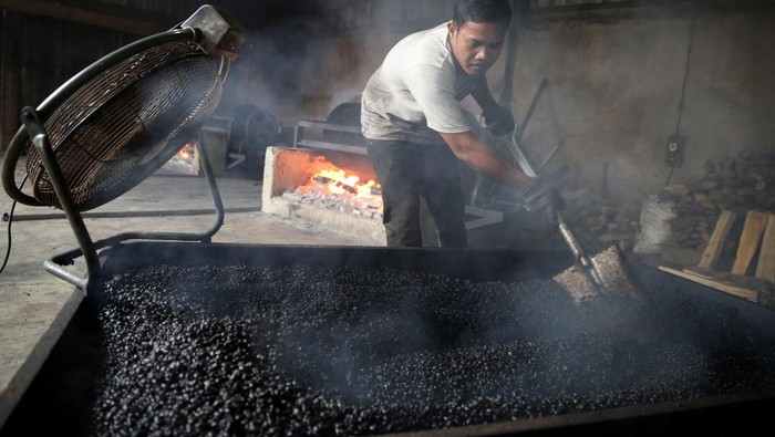 Pengolahan kopi robusta secara tradisional Pekerja mengolah biji kopi robusta secara tradisional di Ie Masen Ulee Kareng, Banda Aceh, Aceh, Rabu (1/11/2023). Pengolahan kopi robusta secara manual atau tradisional masih diminati konsumen dan dijual seharga Rp90.000 per kilogram. ANTARA FOTO/Irwansyah Putra/foc.