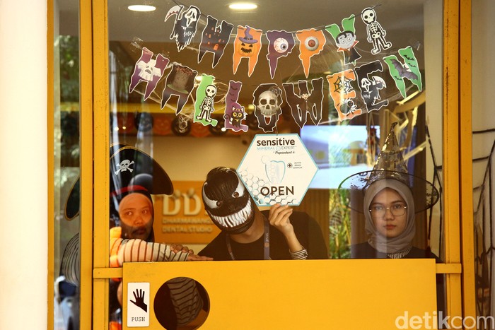 perayaan halloween di dental care
