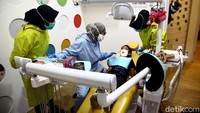 Menjaga kesehatan gigi anak juga menjadi hal yang penting dilakukan. Beragam cara dilakukan agar anak merasa nyaman saat mengunjungi dokter gigi. (Foto: Ari Saputra/detikcom)