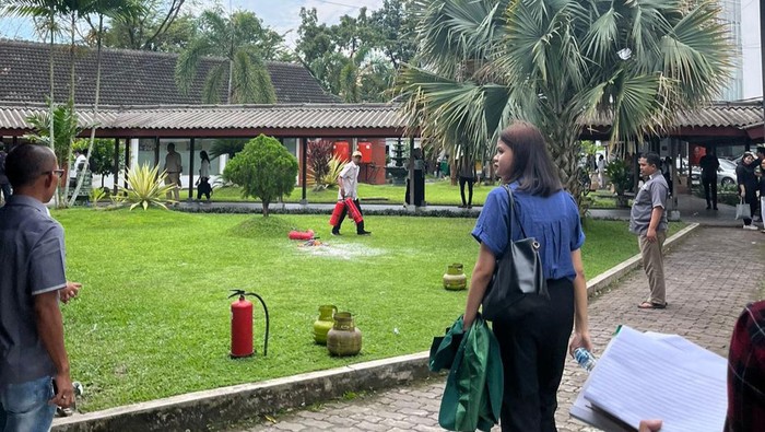 Peristiwa gas LPG meledak terjadi di kafe dalam kawasan Fakultas Ekonomi dan Bisnis (FEB) Universitas Sumatera Utara. Akibat ledakan itu, ada empat orang yang terkena luka bakar.