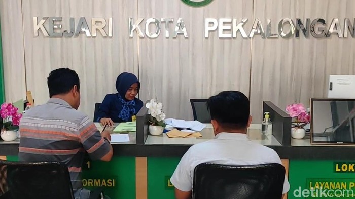 Perwakilan warga Kota Pekalongan saat melapor ke kantor Kejaksaan Negeri Kota Pekalongan.