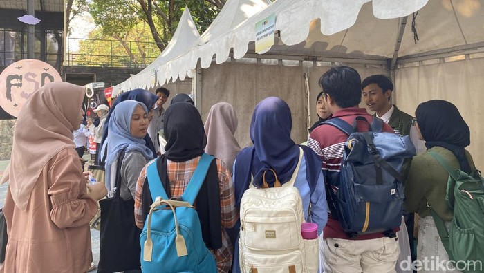 Peserta Fisip Career Expo berkerumun di depan Stan Jabar Innovation Fellowship (JIF) pada Fisip Skill Development di Lapangan Fisip Unpad, Selasa (31/10)
