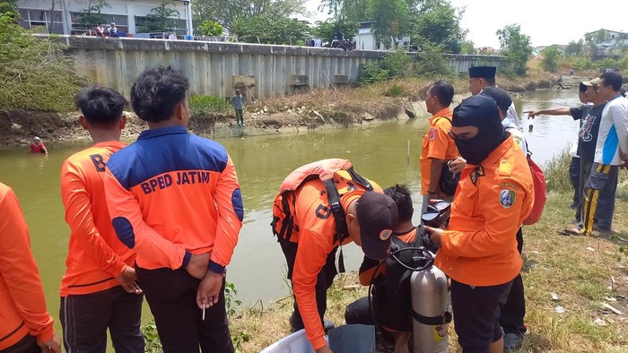 Petugas BPBD Sampang saat melakukan penyusuran sungai mencari korban