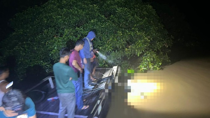 Polisi dan tim gabungan saat proses evakuasi korban (Foto: Istimewa).