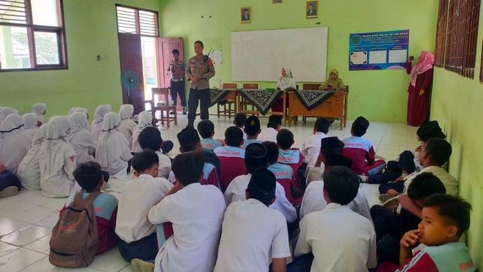 Polisi di Indramayu saat mendatangi sekolah untuk beri edukasi soal kenakalan remaja