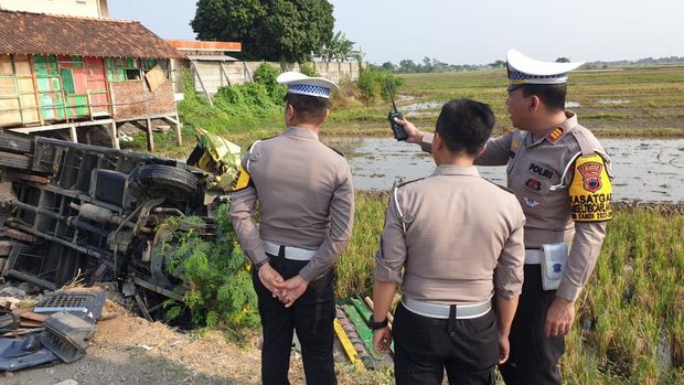 Polisi di lokasi kejadian kecelakaan truk di Weleri, Kendal, Rabu (1/11/2023