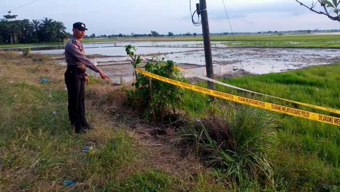 Polisi melakukan olah TKP 3 petugass WiFi tersetrum di Deli Serdang. (Istimewa)