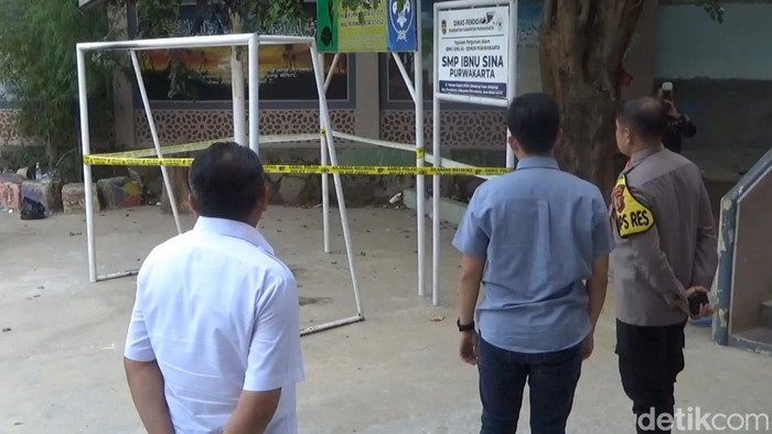 Polisi Pasang Garis Polisi Di TKP Bom Molotov, Imbau Warga Jangan Berpikir Berlebihan