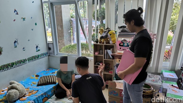 Polisi saat memeriksa NV, muncikari yang menawarkan jasa prostitusi di Icon Apartemen Gresik