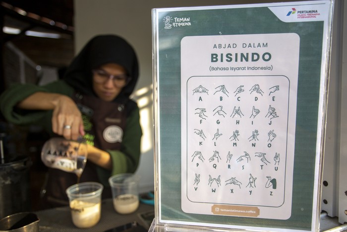 Pembeli memesan kopi menggunakan bahasa isyarat di kedai kopi Sahabat Istimewa di Indramayu, Jawa Barat, Rabu (1/11/2023). Kedai kopi Teman Istimewa binaan PT Kilang Pertamina Internasional (KPI) Balongan tersebut sebagai ruang inkulsi bagi para disabilitas untuk mengembangkan kepercayaan diri dan keahlian dalam berwirausaha. ANTARA FOTO/Dedhez Anggara/foc.