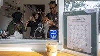Pembeli memesan kopi menggunakan bahasa isyarat di kedai kopi Sahabat Istimewa di Indramayu, Jawa Barat, Rabu (1/11/2023). 