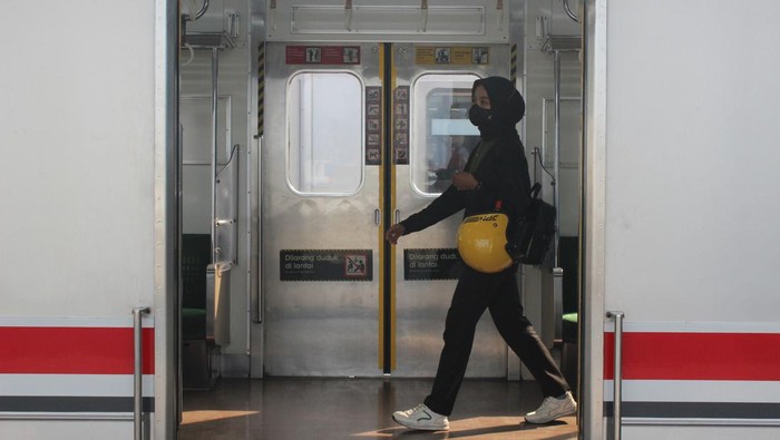 Sejumlah penumpang menunggu kedatangan KRL Commuter Line Manggarai-Bogor di Stasiun Manggarai, Jakarta, Rabu (1/11/2023). PT KAI Commuter mulai 1 November 2023 menambah kecepatan KRL Commuter Line Bogor-Maggarai dari 70 km per jam menjadi 80 km per jam sehingga mampu memangkas waktu tempuh sekitar 7-8 menit. ANTARA FOTO/Tri Meilani Ameliya/Ak/rwa.