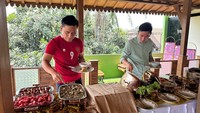 Usai berkeliling ponpes, Gibran diajak berbincang santai sebelum akhirnya mereka mengakhiri pertemuan dengan makan siang bersama. Belum diketahui, tujuan Gibran mengunjungi Pondok Pesantren asuhan Gus Miftah tersebut. Ketika dikonfirmasi, Gus Miftah mengaku kedatang Gibran murni hanya bersilaturahmi.
