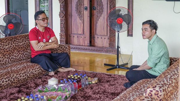 Calon Wakil Presiden dari Koalisi Indonesia Maju (KIM) Gibran Rakabuming Raka bersilaturahmi ke kediaman Gus Miftah di pondok pesantren Ora Aji, Kabupaten Sleman, Yogjakarta. Ngapain?