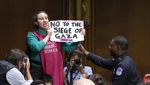Potret Tangan Berdarah Bela Palestina Muncul di Sidang Senat AS