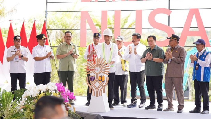 Presiden Jokowi meresmikan Bandara VVIP di IKN.