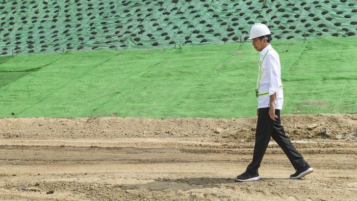 Presiden Joko Widodo meninjau proyek Tol IKN di Balikpapan, Kalimantan Timur, Rabu (1/11/2023). Tol IKN yang menghubungkan Balikpapan ke Ibu Kota Nusantara (IKN) dengan jarak 57 kilometer itu telah mencapai progres 55 persen. ANTARA FOTO/Hafidz Mubarak A/nym.