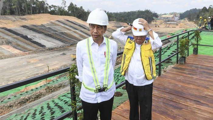 Presiden Joko Widodo meninjau proyek Tol IKN di Balikpapan, Kalimantan Timur, Rabu (1/11/2023). Tol IKN yang menghubungkan Balikpapan ke Ibu Kota Nusantara (IKN) dengan jarak 57 kilometer itu telah mencapai progres 55 persen. ANTARA FOTO/Hafidz Mubarak A/nym.
