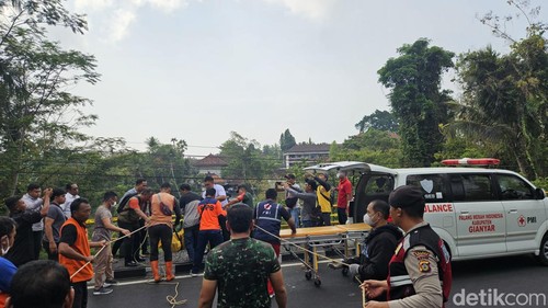 Proses evakuasi jenazah pelajar SMA dari bawah jembatan Sungai Cangkir di Gianyar, Bali, Rabu (1/11/2023).