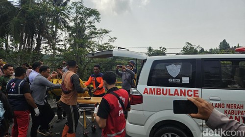 Proses evakuasi jenazah pelajar SMA dari bawah jembatan Sungai Cankir di Gianyar, Bali.