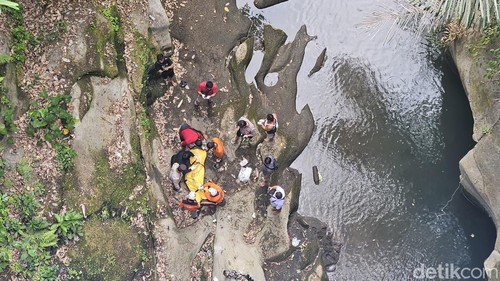 Proses evakuasi jenazah pelajar SMA dari bawah jembatan Sungai Cankir di Gianyar, Bali.