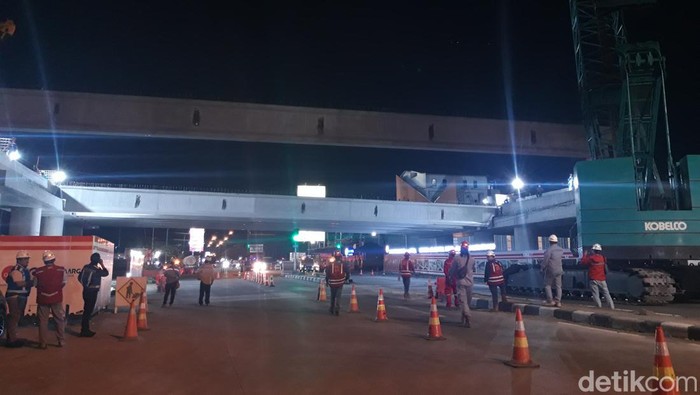 Proses pemasangan balok jembatan underpass Ngasem, jalan tol Solo-Jogja, Selasa.(31/10/2023) malam.