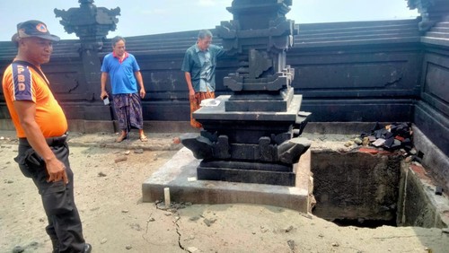 Pura Dalem Desa Adat Buitan di Desa/Kecamatan Manggis, Karangasem yang mengalami kerusakan akibat abrasi, Rabu (1/11/2023). (dok. BPBD Kabupaten Karangasem)