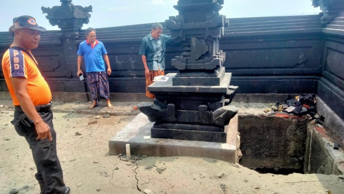 Pura Dalem Desa Adat Buitan di Desa/Kecamatan Manggis, Karangasem yang mengalami kerusakan akibat abrasi, Rabu (1/11/2023). (dok. BPBD Kabupaten Karangasem)