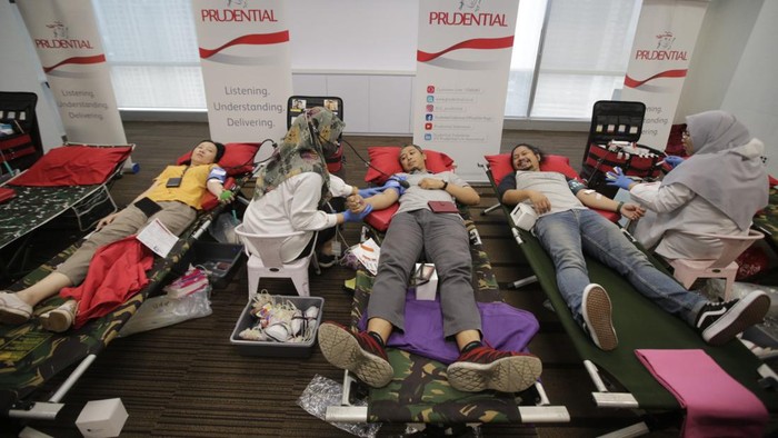 Ratusan Orang Ikut Donor Darah