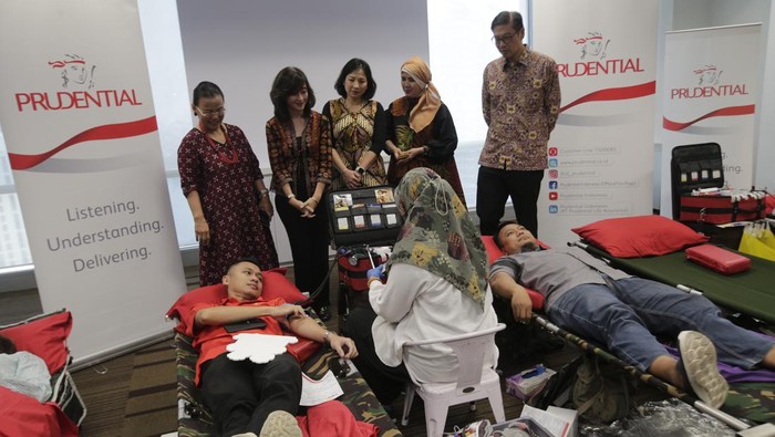 Ratusan Orang Ikut Donor Darah