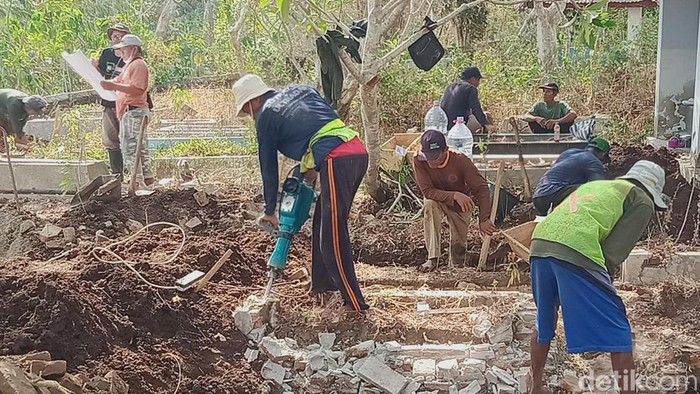 Tim Al Iswat melakukan pemindahan makam di Desa Brangkal, Kecamatan Karanganom, Klaten.