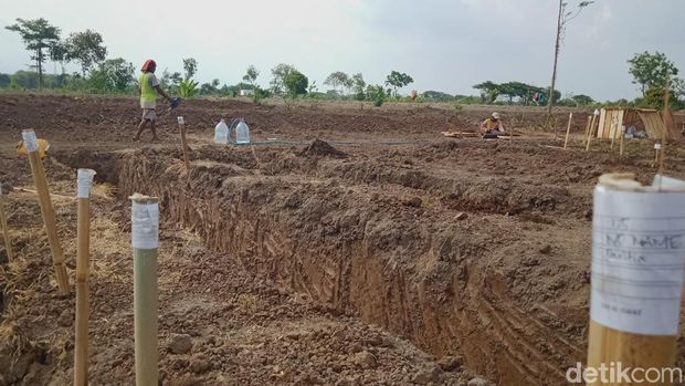 Tim Al Iswat melakukan pemindahan makam di Desa Brangkal, Kecamatan Karanganom, Klaten.
