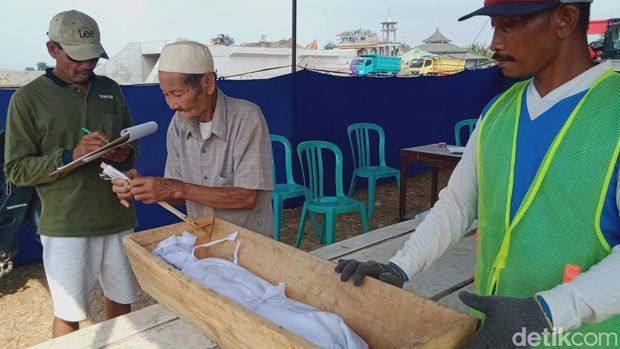 Tim Al Iswat melakukan pemindahan makam di Desa Brangkal, Kecamatan Karanganom, Klaten.
