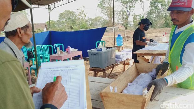 Tim Al Iswat melakukan pemindahan makam di Desa Brangkal, Kecamatan Karanganom, Klaten.