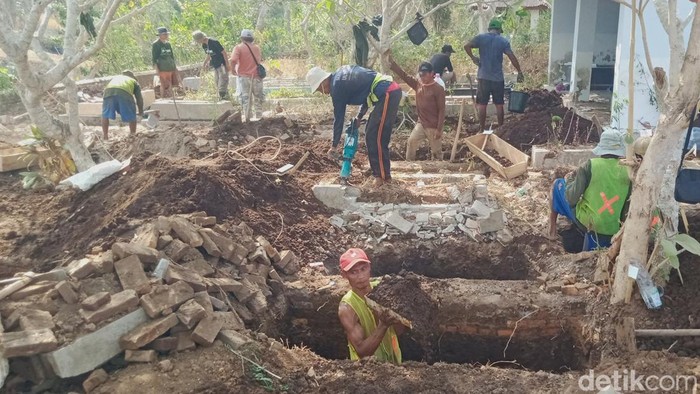 Tim Al Iswat melakukan pemindahan makam di Desa Brangkal, Kecamatan Karanganom, Klaten.