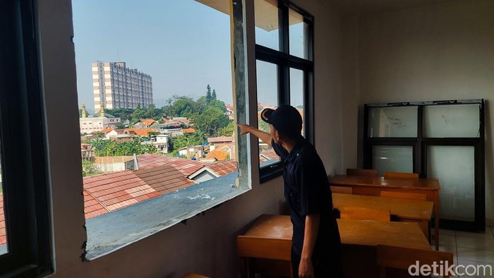 Ruang Kelas SDN Baros Mandiri 3 Cimahi Rusak Diterjang Hujan Angin