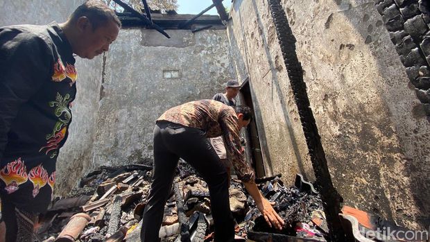 rumah di kota blitar terbakar