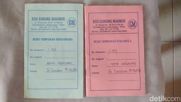Salah satu nasabah KSU Gunung Makmur Blitar menunjukkan buku simpanan.