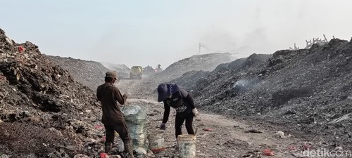 Salah satu pemulung, Hosen (47) dan istrinya saat ditemui detikBali pada Rabu (1/11/2023) di TPA Suwung, Denpasar, Bali. (Ni Made Lastri Karsiani Putri-detikBali)