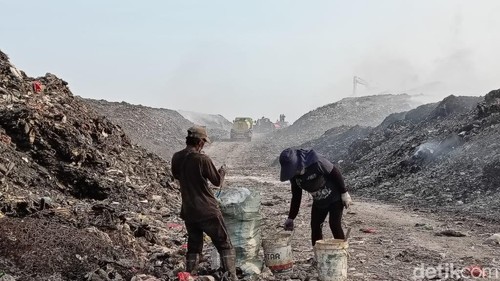 Salah satu pemulung, Hosen (47) dan istrinya saat ditemui detikBali pada Rabu (1/11/2023) di TPA Suwung, Denpasar, Bali. (Ni Made Lastri Karsiani Putri-detikBali)