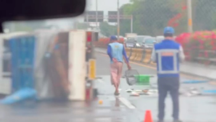 Satu unit mobil pikap yang mengangkut ikan hidup mengalami kecelakaan di Tol Wiyoto Wiyono, Jakarta. Muatan ikan yang dibawa pun tumpah dan bertebaran di jalan. (dok pribadi/Audrey Mulyana)